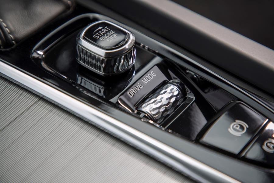 Детали интерьера Volvo XC60 D5 R-Deisgn 2017 года  (UK) (фото 68 из 82)